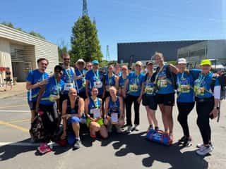 Athlètes de l’AS Chelles Athlétisme réunis avec leurs médailles à l’arrivée d’une course sur route