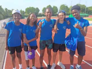Jeunes athlètes de l’AS Chelles Athlétisme sur la piste du stade
